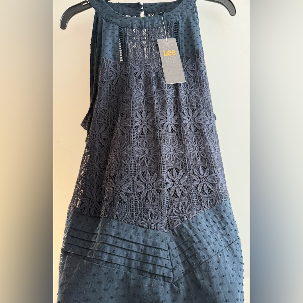 NWTs Lee Navy Blue, mixed tonal lace embroidered sleeveless top. Sz.M